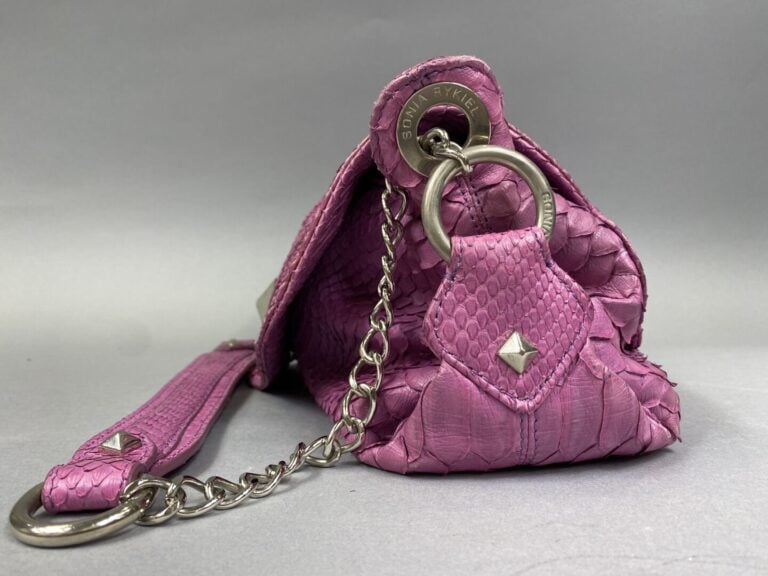 SONIA RYKIEL - Sac en python violet anémone, fermoir losange pivotant en métal…