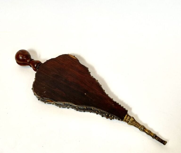 SOUFFLET DE CHEMINEE en bois de style Boulle. Longueur : 47 cm