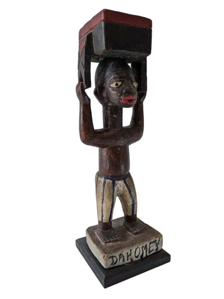 Statuette d'un porteur avec une peinture européenne, art colonial. - 42.5 x 12.…