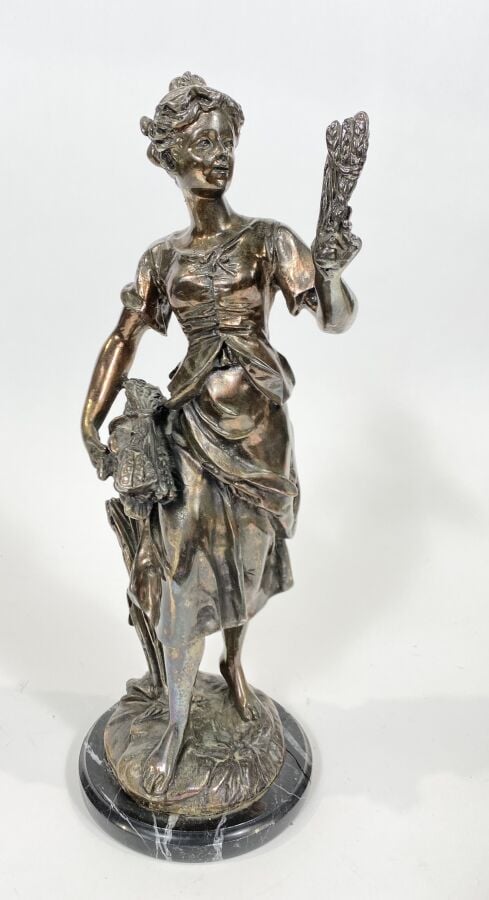Statuette en métal à patine argentée « la moisson » ; socle accidenté - Hauteur…