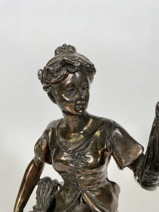 Statuette en métal à patine argentée « la moisson » ; socle accidenté - Hauteur…