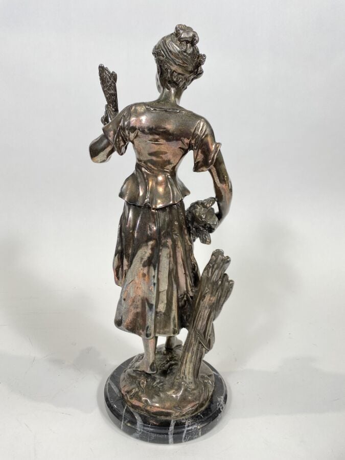 Statuette en métal à patine argentée « la moisson » ; socle accidenté - Hauteur…