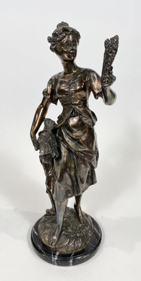Statuette en métal à patine argentée « la moisson » ; socle accidenté - Hauteur…