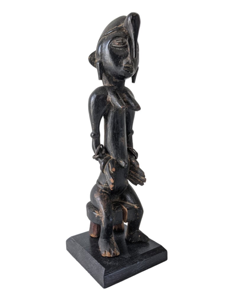 Statuette féminine Senoufo (Côte d'Ivoire) porteuse de petits bracelets avec un…