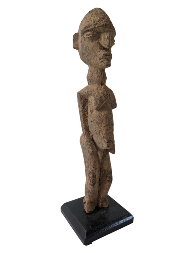 Statuette Lobi (Mali) en bois érodée à sa base et avec une patine croûteuse. -…