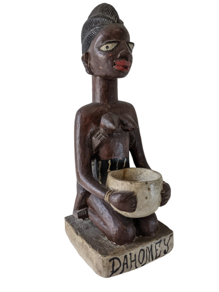 Statuette Yoruba (Bénin) d'une maternité porteuse de coupe avec un reste de pei…