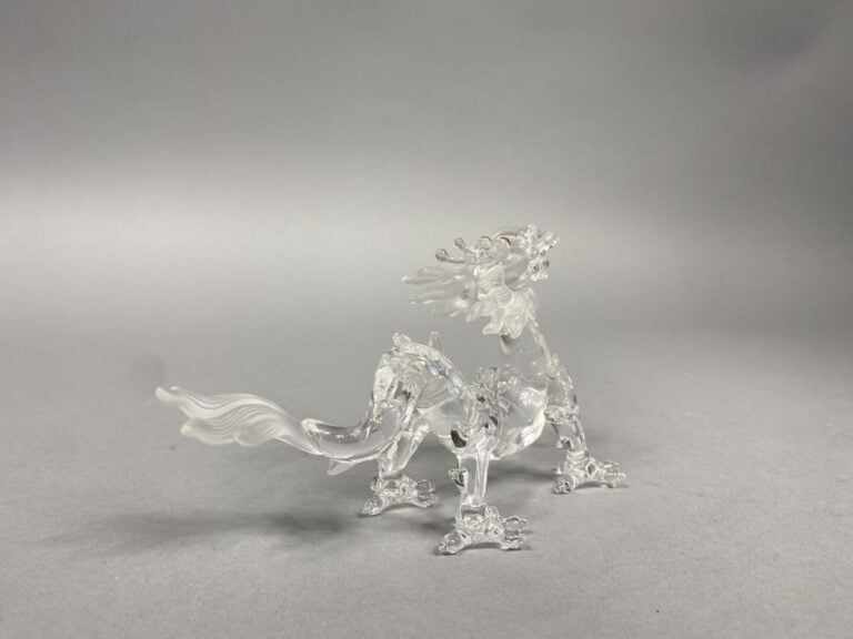 SWAROVSKI, - Figurine en cristal taillé représentant un dragon - H : 8 cm - L :…