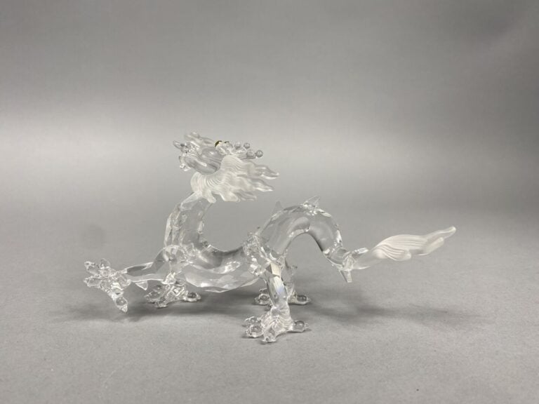 SWAROVSKI, - Figurine en cristal taillé représentant un dragon - H : 8 cm - L :…