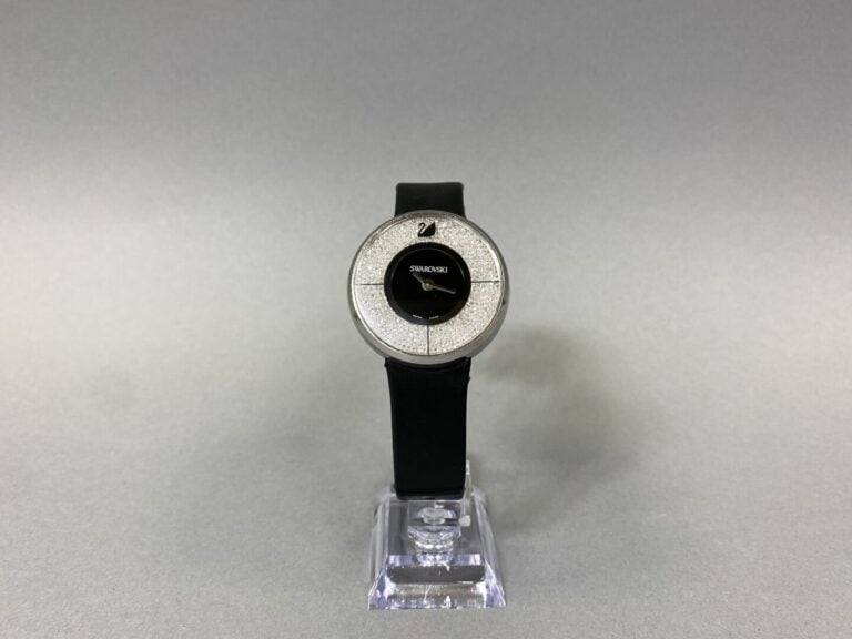 SWAROVSKI - Montre bracelet de dame en métal chromé, boîtier rond, cadran à fon…