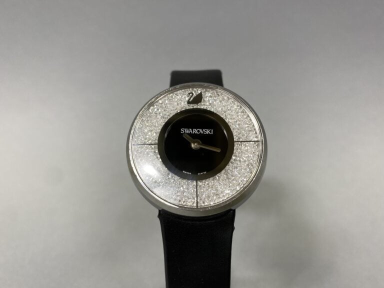 SWAROVSKI - Montre bracelet de dame en métal chromé, boîtier rond, cadran à fon…