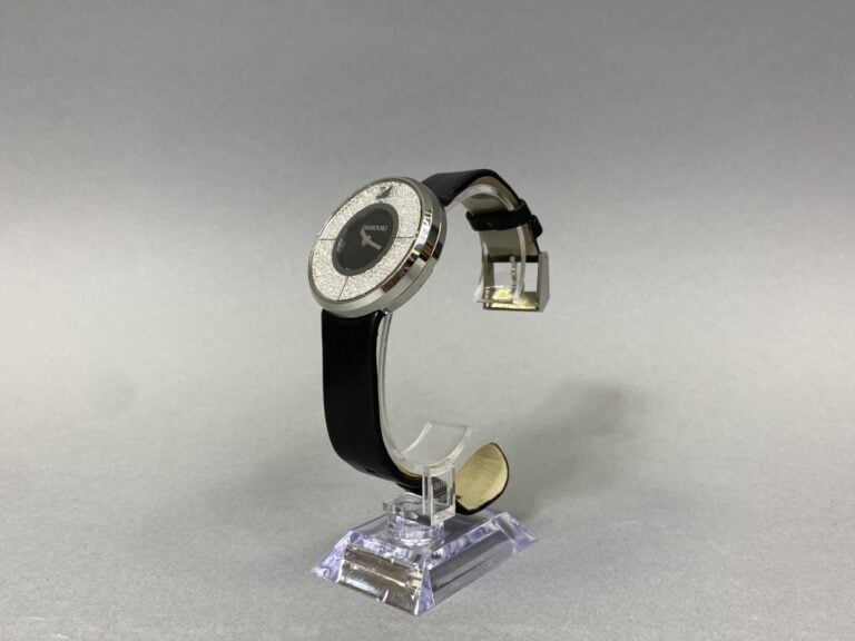 SWAROVSKI - Montre bracelet de dame en métal chromé, boîtier rond, cadran à fon…