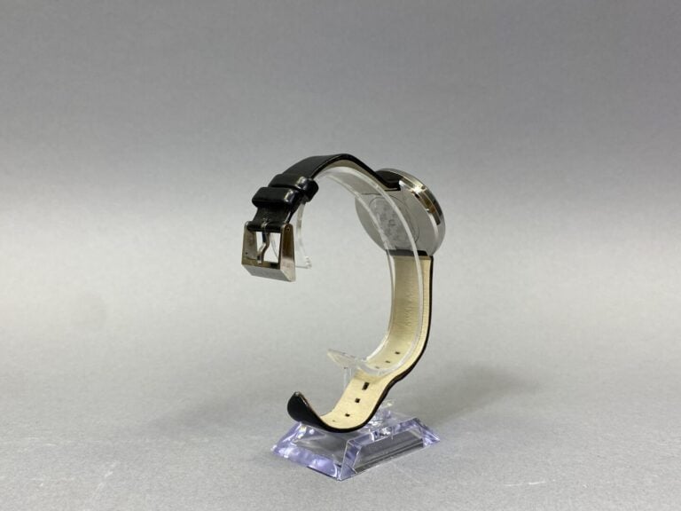 SWAROVSKI - Montre bracelet de dame en métal chromé, boîtier rond, cadran à fon…