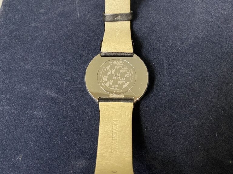 SWAROVSKI - Montre bracelet de dame en métal chromé, boîtier rond, cadran à fon…