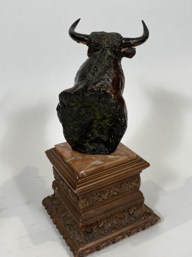 Tête de taureau en terre cuite patinée sur socle(accidents hauteur : 33 cm) - -…