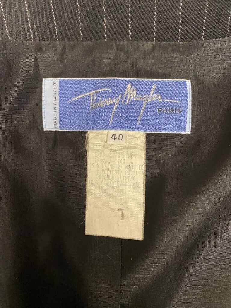 Thierry MUGLER - Veste à encolure en V en laine noire à fines rayures blanches,…