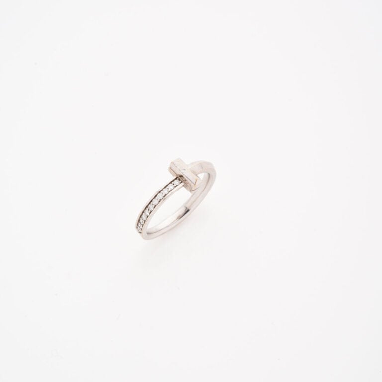 TIFFANY & Co - Bague modèle "T1" en or gris (750) ornée d'une ligne de diamants…