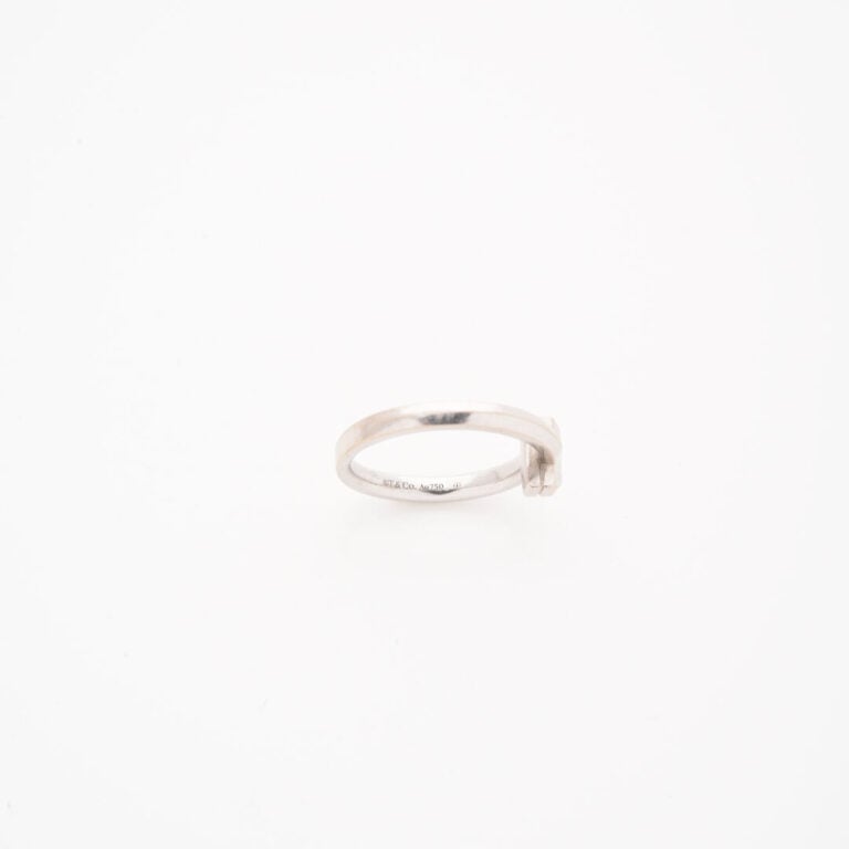 TIFFANY & Co - Bague modèle "T1" en or gris (750) ornée d'une ligne de diamants…