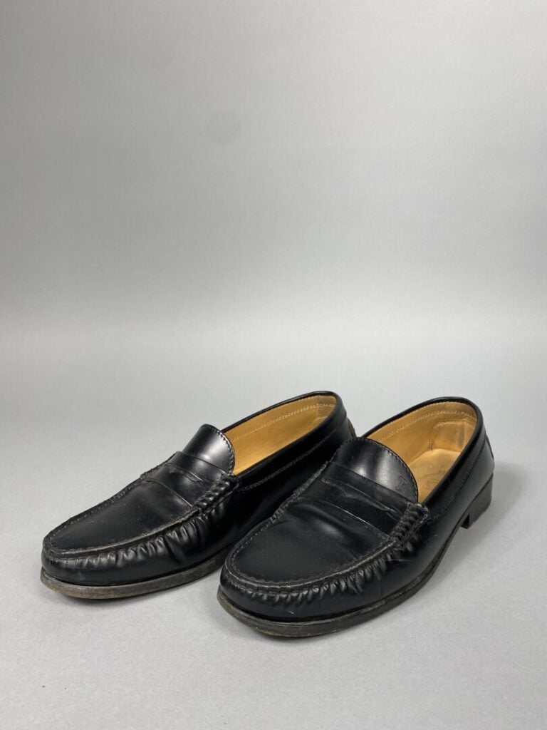 TOD'S - Mocassins en cuir noir, semelle cuir. - Pointure 39, boîte Tod's. - Trè…