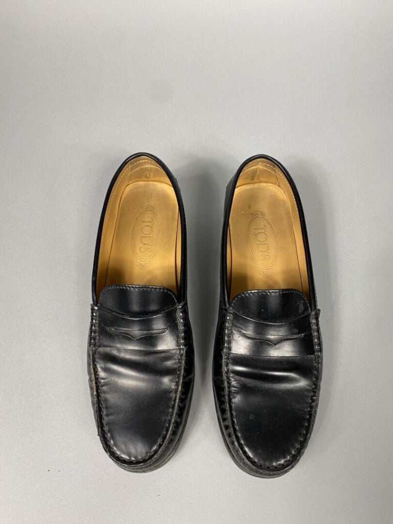 TOD'S - Mocassins en cuir noir, semelle cuir. - Pointure 39, boîte Tod's. - Trè…