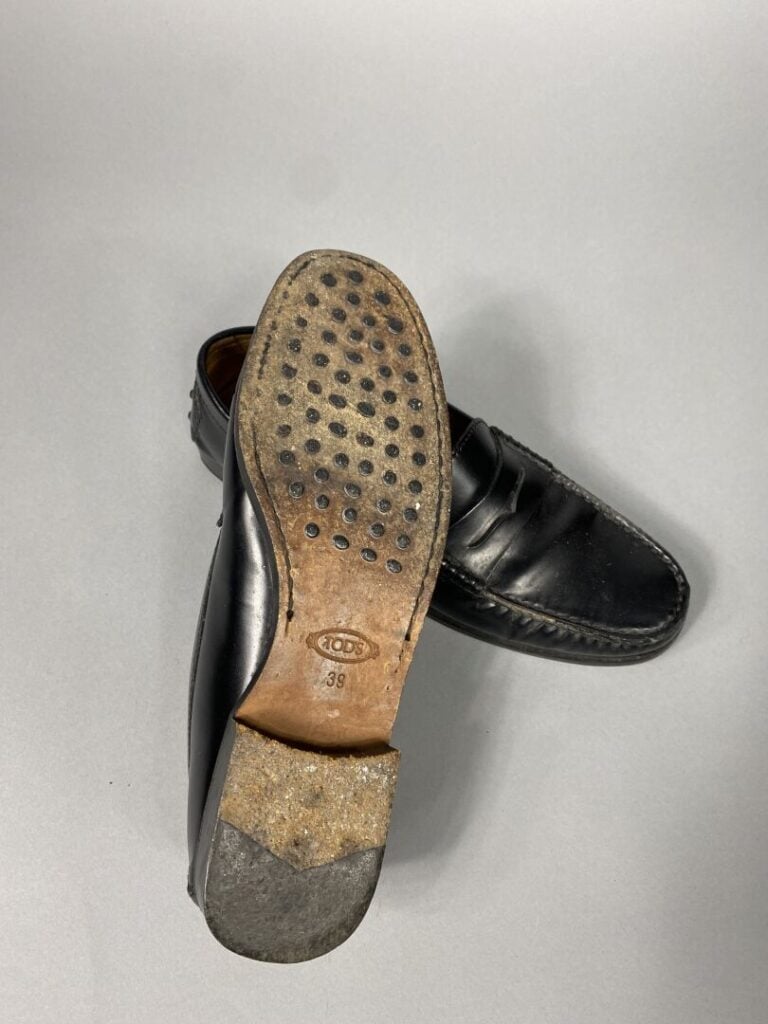 TOD'S - Mocassins en cuir noir, semelle cuir. - Pointure 39, boîte Tod's. - Trè…