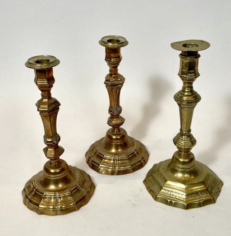 Un flambeau Régence(26 cm) et une paire de flambeaux en bronze doré (25 cm)