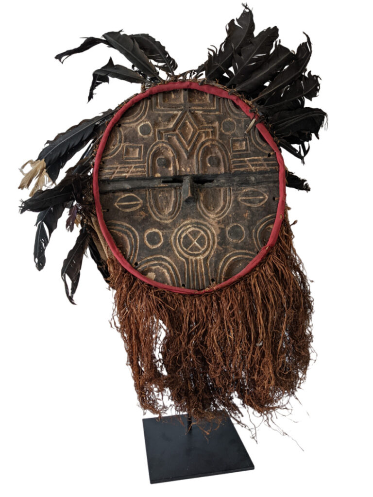 Un grand masque Téké (République démocratique du Congo) avec des restes de fibr…