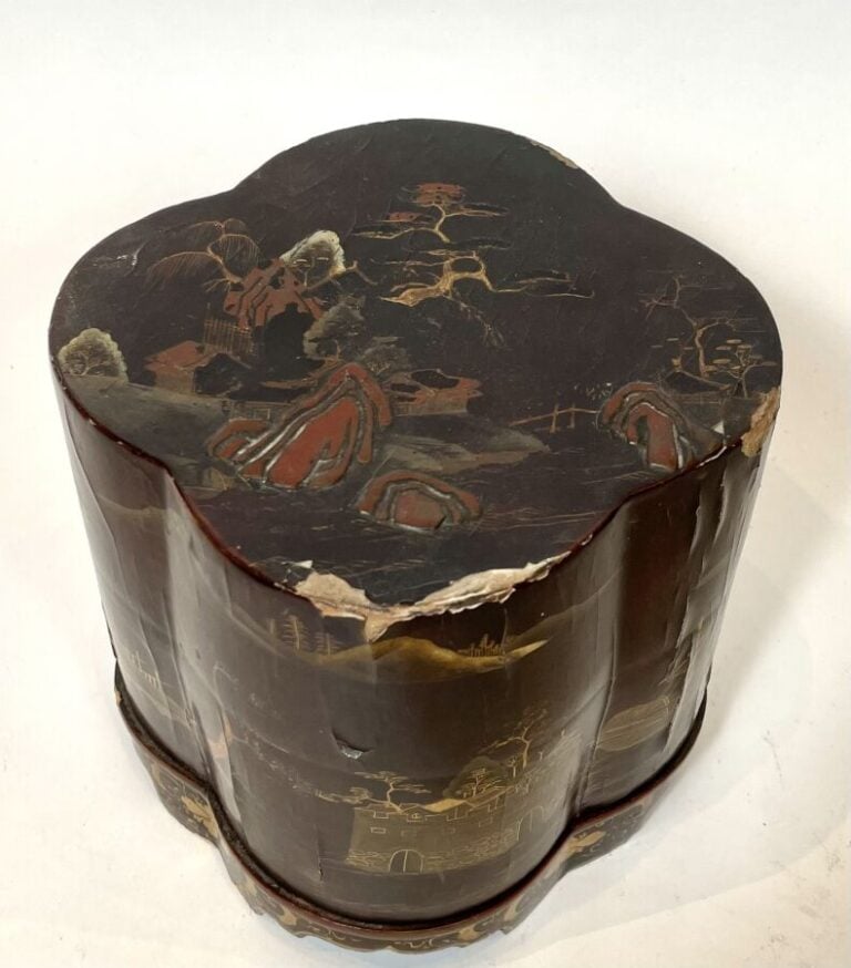 Une boîte à thé laquée noir et or à décor de la Chine (accidents) - 17 x 15 x 1…