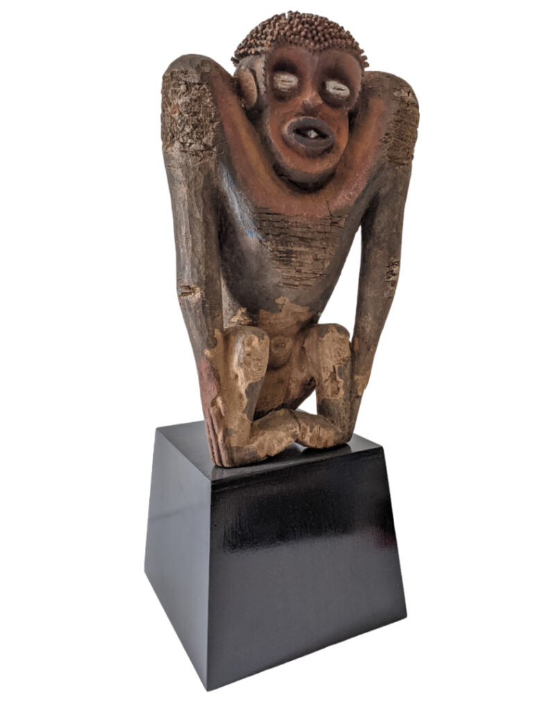 Une statue de singe de la tribu Mboulou (Gabon) avec des traces d'usure et une…