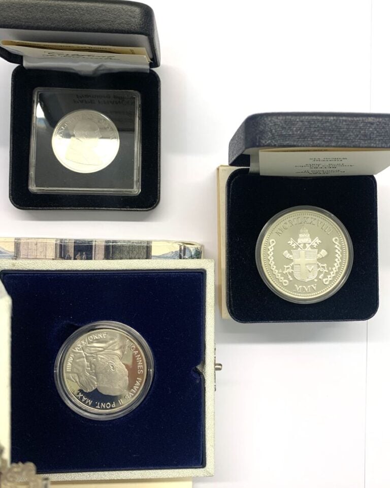 Vatican - Divers - Lot de trois coffrets comprenant : - -Une 10 Euros 2003 en a…