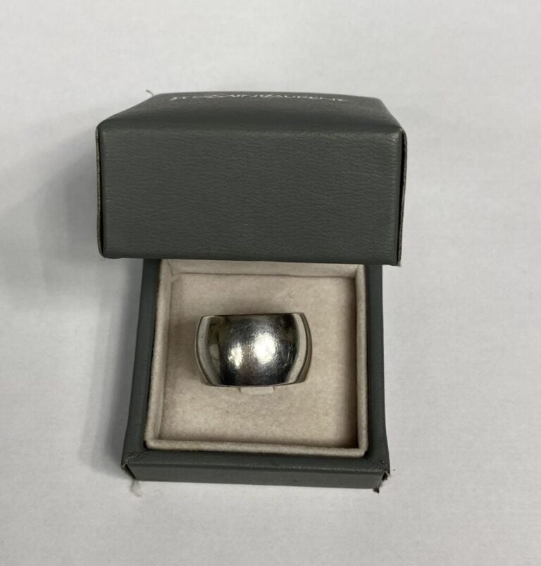 Yves SAINT LAURENT - Bague bandeau à bord évasé en argent (925), signée - Poids…