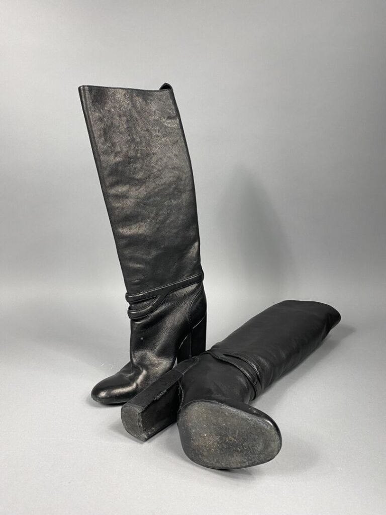 Yves SAINT LAURENT - Bottes en cuir noir à brides - Pointure 37,5 - Talon de 11…
