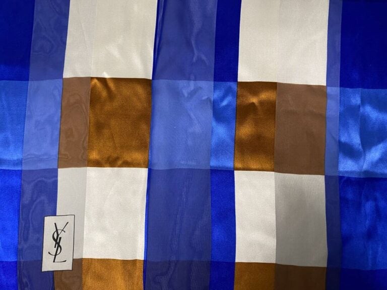 Yves SAINT LAURENT - Carré en soie à motifs de carreaux bleu, marron et beige -…