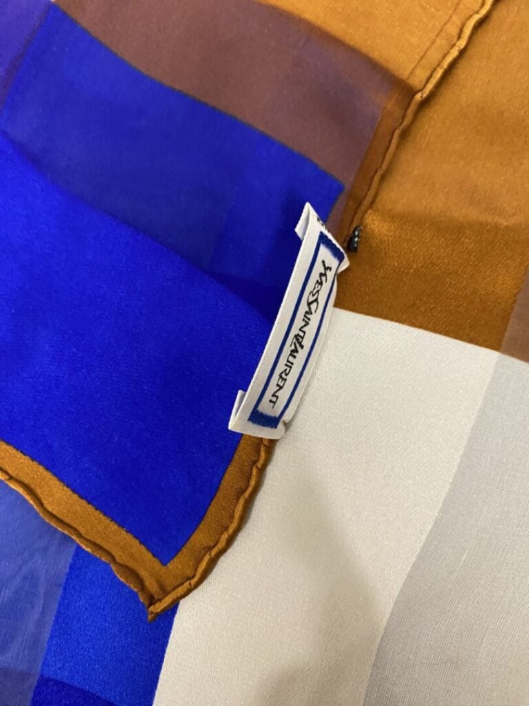 Yves SAINT LAURENT - Carré en soie à motifs de carreaux bleu, marron et beige -…