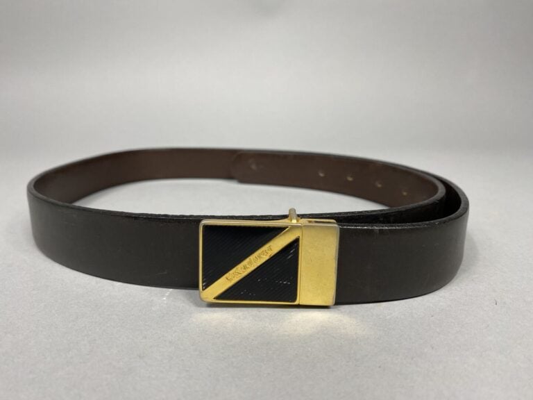 Yves SAINT LAURENT - Ceinture en cuir marron chocolat, boucle en métal doré sig…