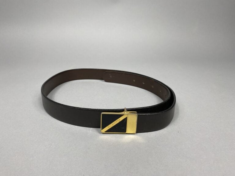 Yves SAINT LAURENT - Ceinture en cuir marron chocolat, boucle en métal doré sig…