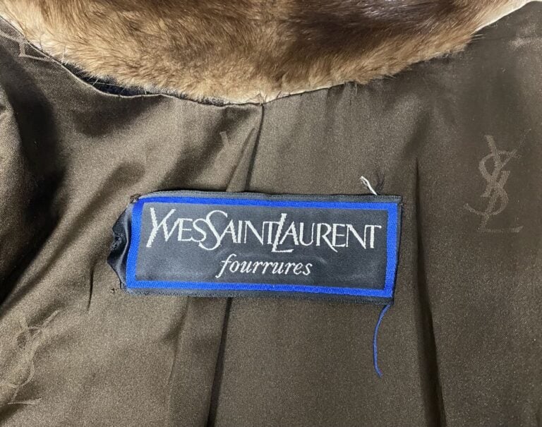 Yves SAINT LAURENT fourrures - Manteau long en vison marron à col montant, ferm…
