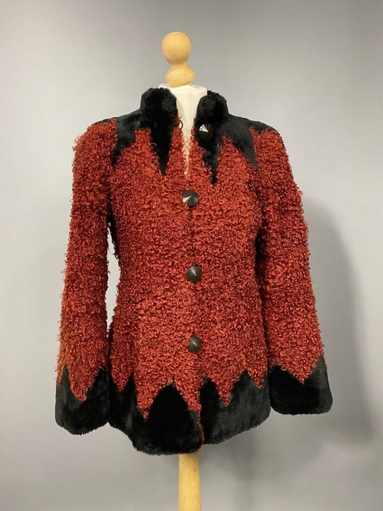 Yves SAINT LAURENT Fourrures - Manteau mi-long en lainage bouclettes rouge, emp…