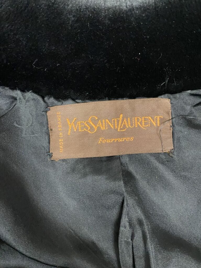 Yves SAINT LAURENT Fourrures - Manteau mi-long en lainage bouclettes rouge, emp…