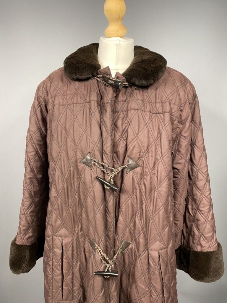 Yves SAINT LAURENT fourrures - Manteau mi-long en tissu matelassé marron, le co…
