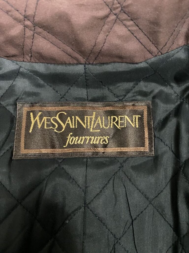 Yves SAINT LAURENT fourrures - Manteau mi-long en tissu matelassé marron, le co…