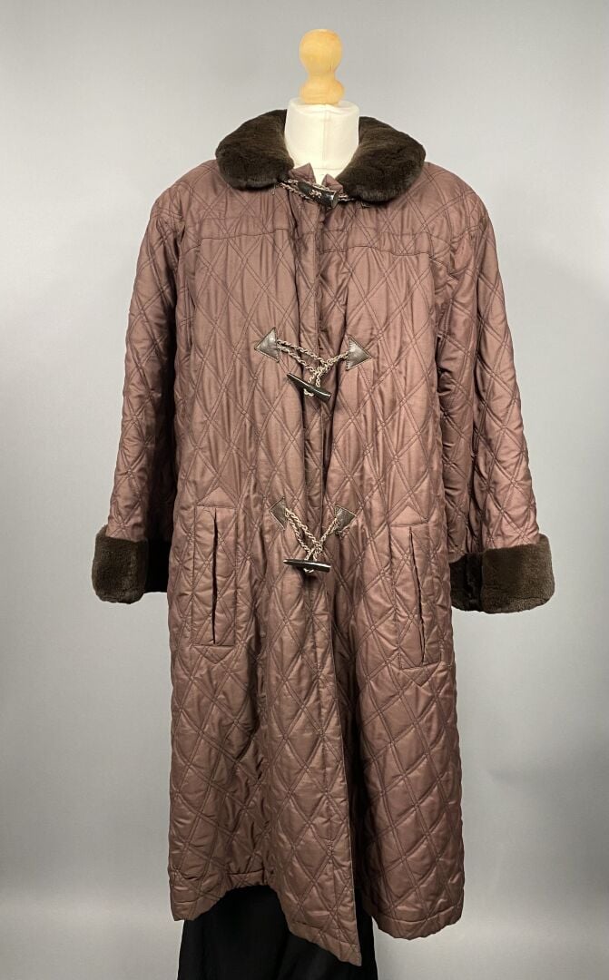 Yves SAINT LAURENT fourrures - Manteau mi-long en tissu matelassé marron, le co…