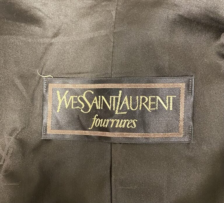 Yves SAINT LAURENT fourrures - Manteau trois-quart à col montant en fourrure sy…