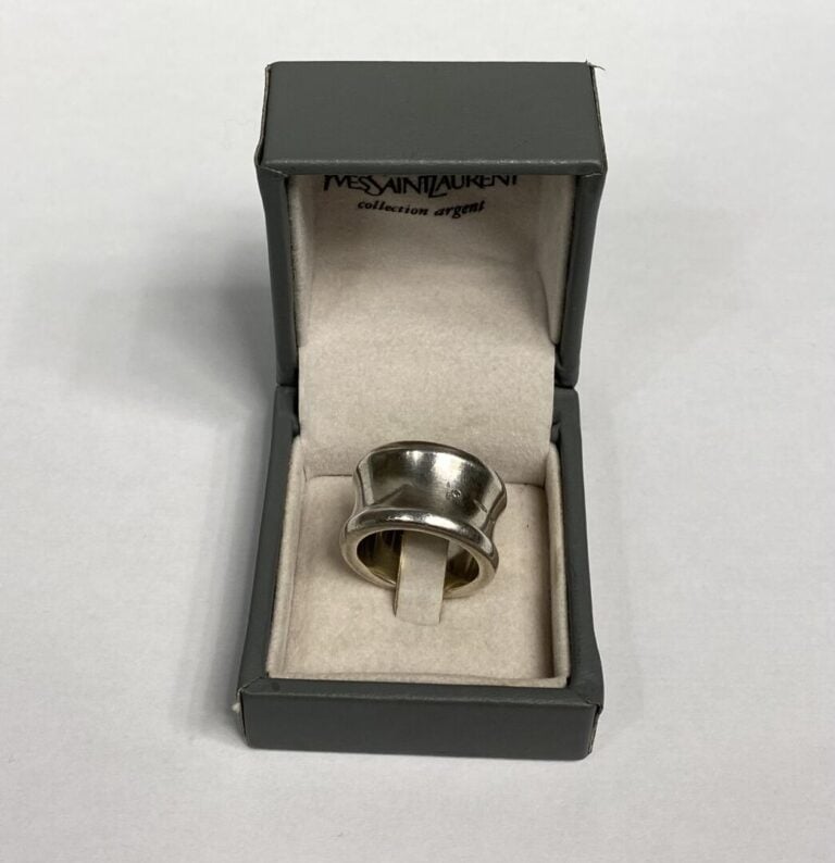 Yves SAINT LAURENT - Large bague bandeau en argent (925), signée - Poids : 18.3…