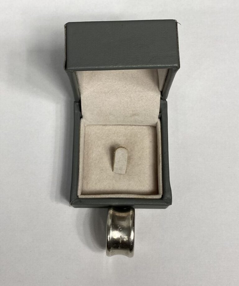 Yves SAINT LAURENT - Large bague bandeau en argent (925), signée - Poids : 18.3…