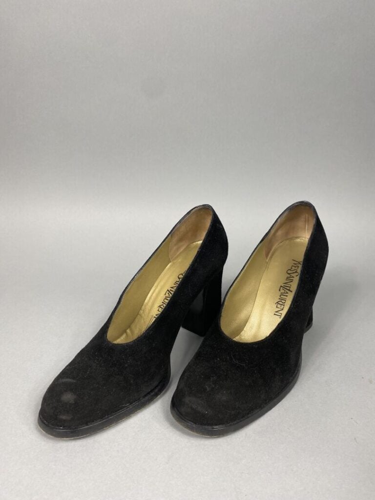 Yves SAINT LAURENT - Paire d'escarpins à bout arrondi en daim noir - Pointure 3…