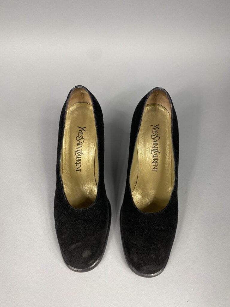 Yves SAINT LAURENT - Paire d'escarpins à bout arrondi en daim noir - Pointure 3…