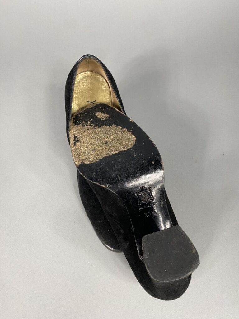 Yves SAINT LAURENT - Paire d'escarpins à bout arrondi en daim noir - Pointure 3…