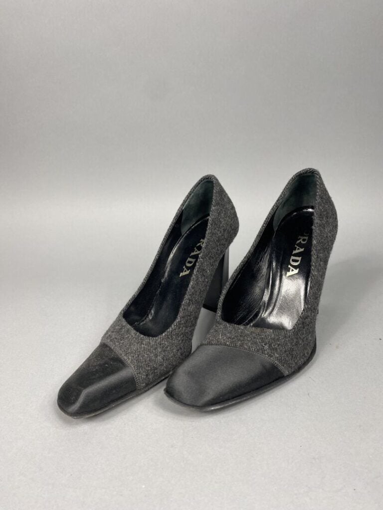 Yves SAINT LAURENT - Paire d'escarpins à bout arrondi en daim noir - Pointure 3…