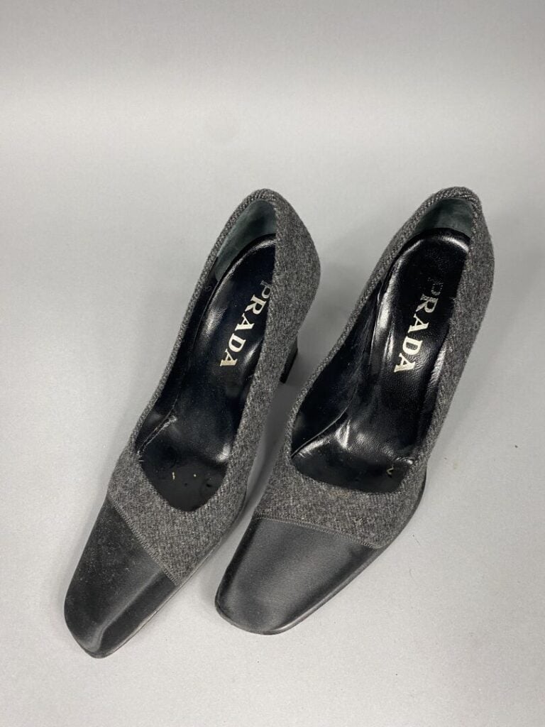 Yves SAINT LAURENT - Paire d'escarpins à bout arrondi en daim noir - Pointure 3…