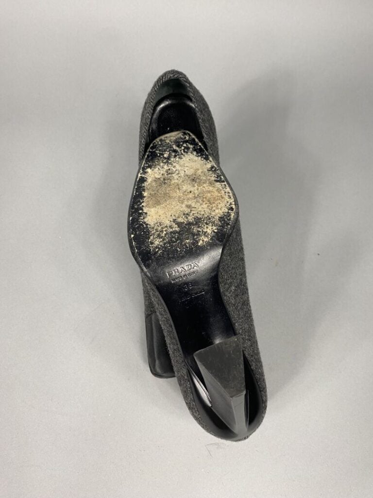 Yves SAINT LAURENT - Paire d'escarpins à bout arrondi en daim noir - Pointure 3…